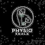 PhysioShala Logo mit einer skelettalen Figur in Meditationspose vor einem zirkulären Rand auf schwarzem, sternenklaren Hintergrund